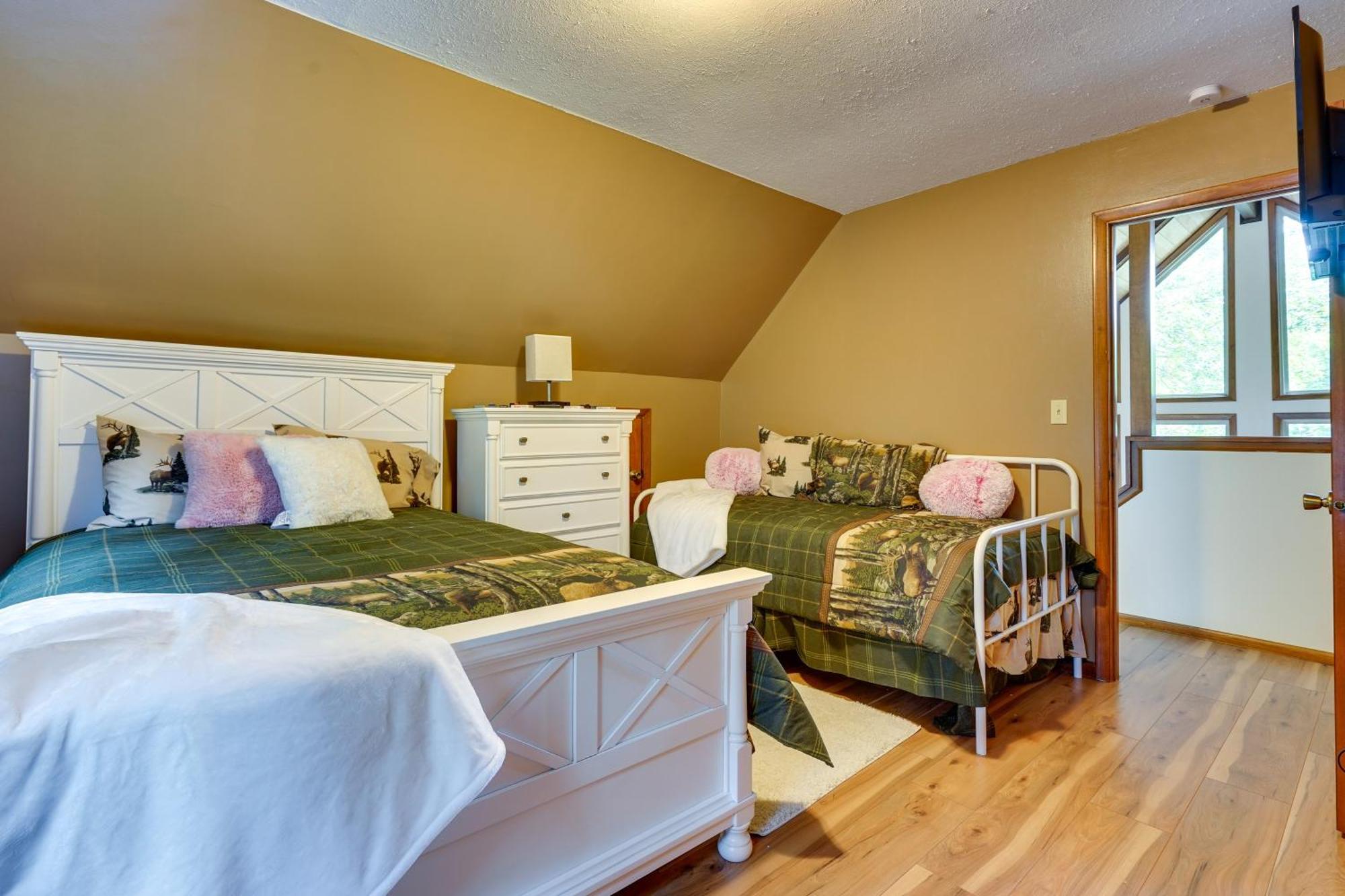 Howard Cabin Rental About 3 Mi To Apple Valley Lake! Mount Vernon エクステリア 写真